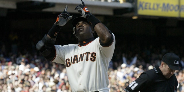 Barry Bonds home run'u kutluyor 