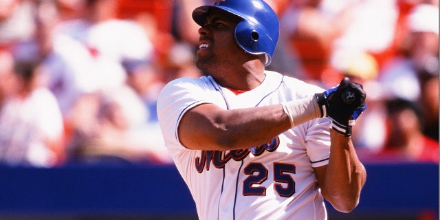 Bobby Bonilla swinging