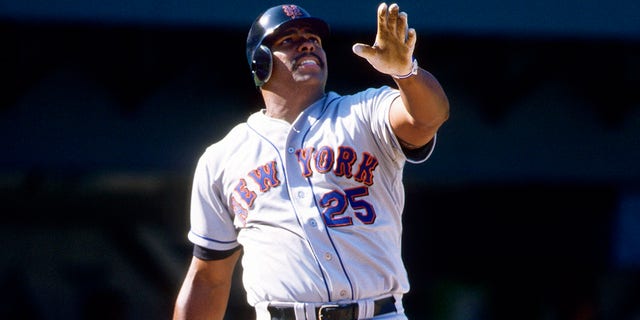Bobby Bonilla watches a ball after a hit