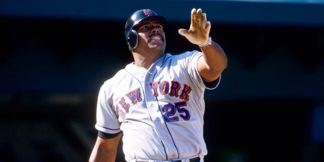 Bobby Bonilla watches a ball after a hit