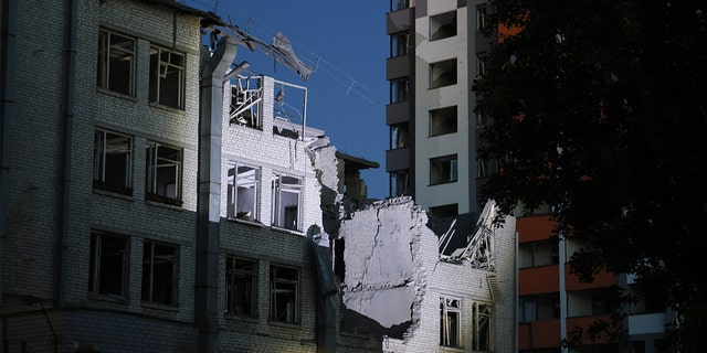 Edificio dañado por la caída de un dron