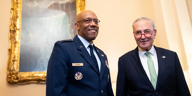 General Charles Q. Brown steht neben Senator Chuck Schumer, DN.Y.