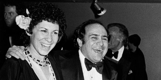 Rhea Pearlman and Danny DeVito in 1986