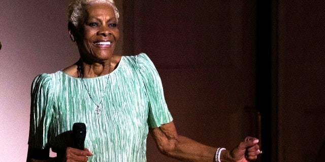 Dionne Warwick on stage
