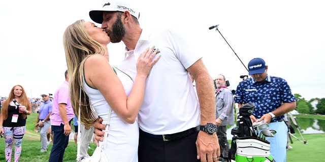 Paulina Gretzky y Dustin Johnson se besan