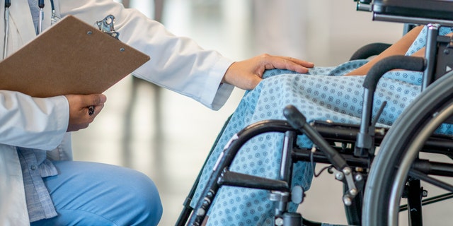 Doctor con paciente en silla de ruedas