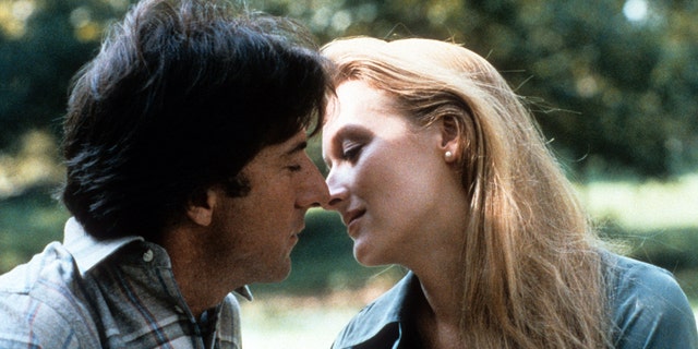 Meryl Streep kisses Dustin Hoffman