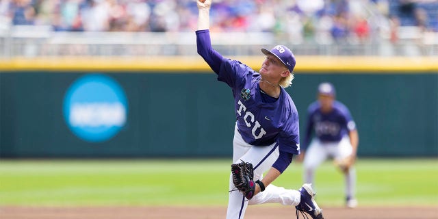 Kole Klecker throws pitch