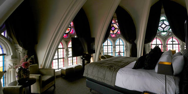 Las iglesias de toda Europa han sido reutilizadas para su uso en clubes nocturnos y hoteles a medida que la asistencia se reduce a un nivel sorprendentemente bajo. 4 Dentro de la iglesia europea abandonada
