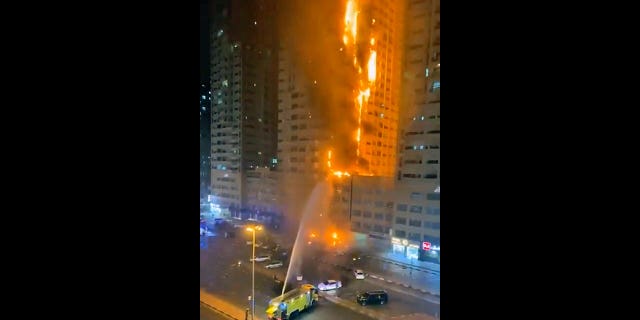 Un incendio en los Emiratos Árabes Unidos envuelve un edificio residencial de gran altura 4 fuego de los emiratos
