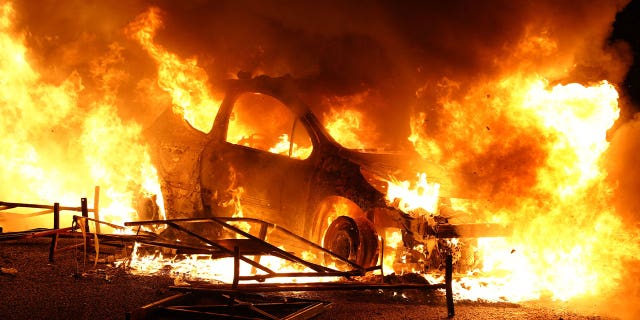 Un oficial francés mata a un repartidor de 17 años cerca de París y estallan violentas protestas entre los enojados residentes. 4 coche quemado