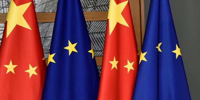 China condena decisión del Parlamento de la Unión Europea que aborda el deterioro de las libertades en Hong Kong 4 Unión Europea y banderas chinas
