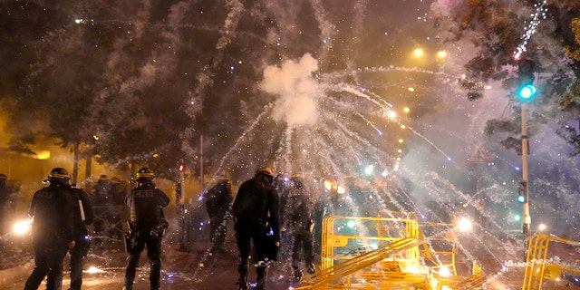 La policía francesa lanzó gases lacrimógenos contra los manifestantes que les lanzaron fuegos artificiales en Nanterre, en las afueras de París.