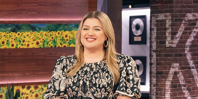 Kelly Clarkson wears black and white floral dress on talk show