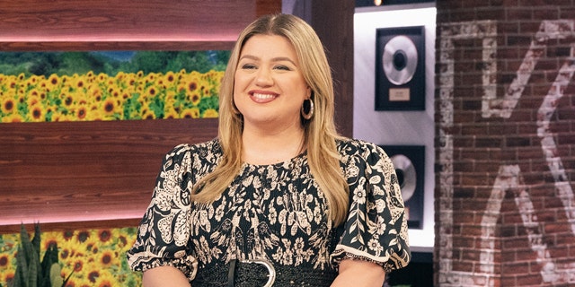 Kelly Clarkson wears black and white floral dress on talk show