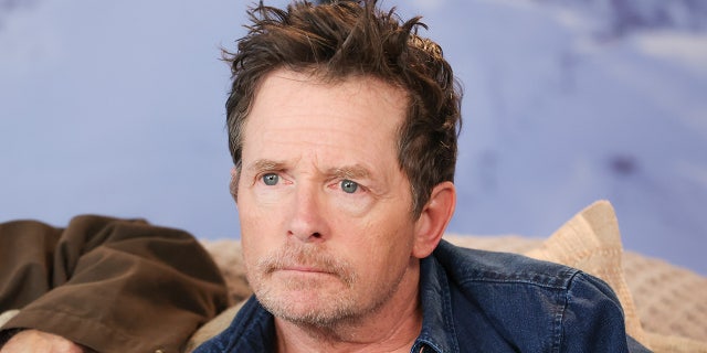 Michael J. Fox mengenakan kemeja biru selama pemutaran perdana film dokumenter di Sundance