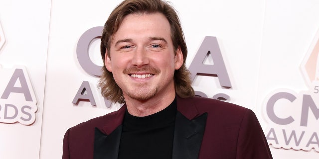 Morgan Wallen wears red suit at CMA Awards