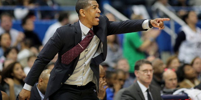 Kevin Ollie at game