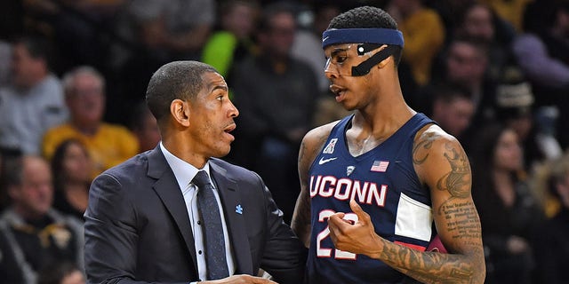 Kevin Ollie during game