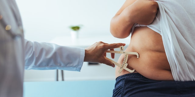 Kind met zwaarlijvigheid bij dokter