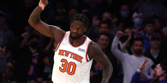 Julius Randle thumbs down