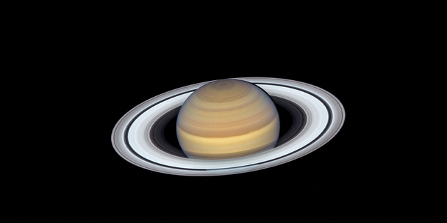 Cassini'den görülen halkalı Satürn