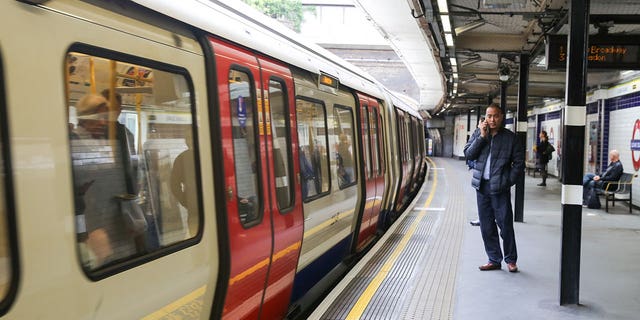 Tren subterráneo en la estación de Sloane Square en Londres, Inglaterra