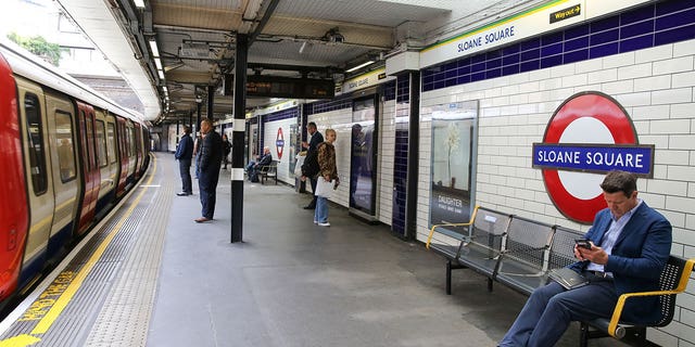 Viajeros subterráneos en la estación de Sloane en Londres