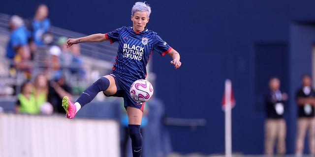 Megan Rapinoe in campo durante una partita di calcio