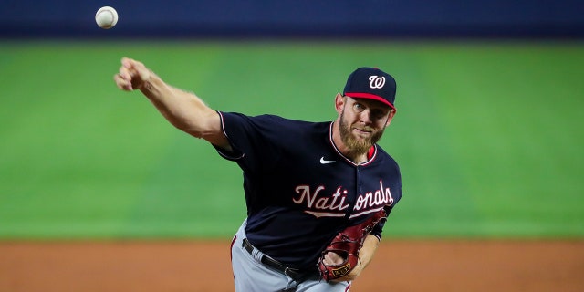 Stephen Strasburg pitching