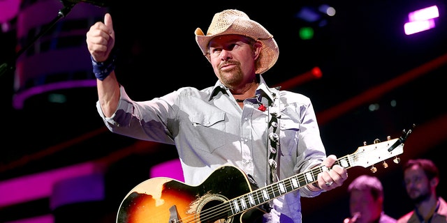 Toby Keith gives a thumbs up on stage during concert