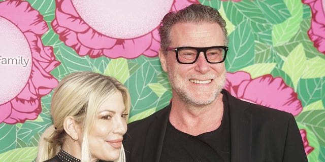 Tori Spelling and Dean McDermott smiling together