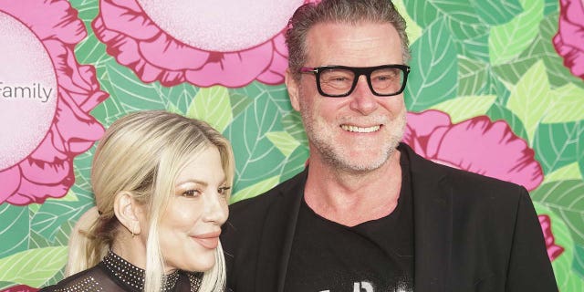 Tori Spelling and Dean McDermott smiling together