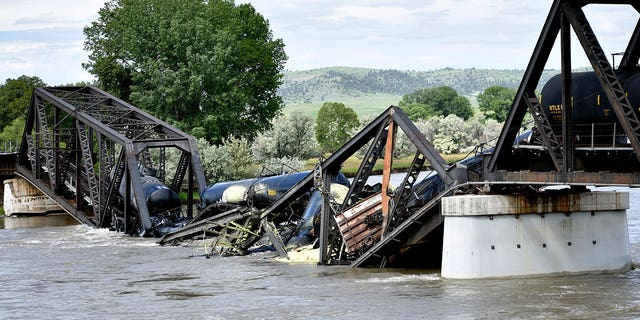 train derails