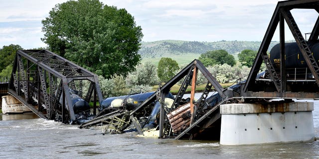 train derails
