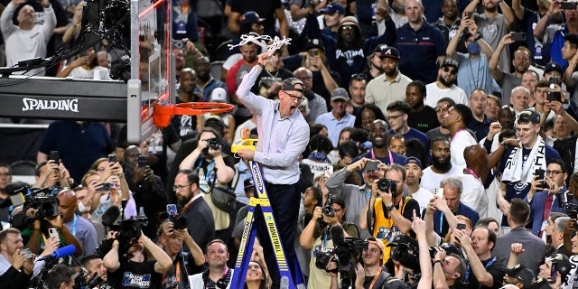 Dan Hurley celebrates to crowd