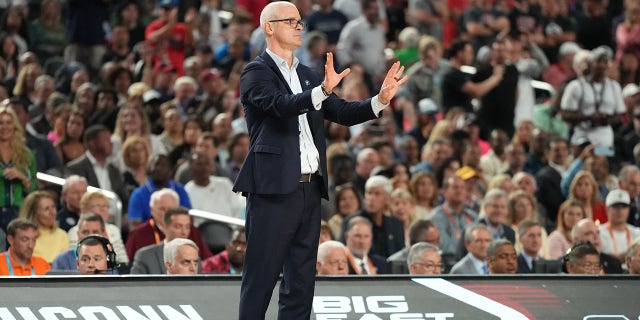 Dan Hurley at game