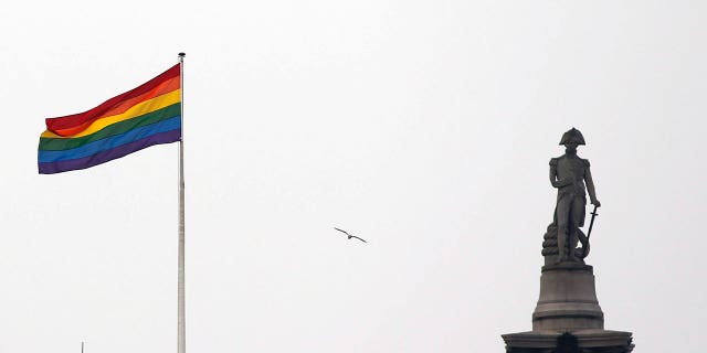 El servicio de salud dice que los niños en Inglaterra no recibirán bloqueadores de la pubertad regularmente en las clínicas sexuales. 4 Bandera del orgullo en Gran Bretaña