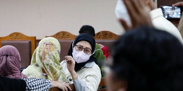La policía de Indonesia está investigando a un regulador de medicamentos por un medicamento para la tos relacionado con la muerte de 200 niños. 4 La madre está escuchando en el juicio.