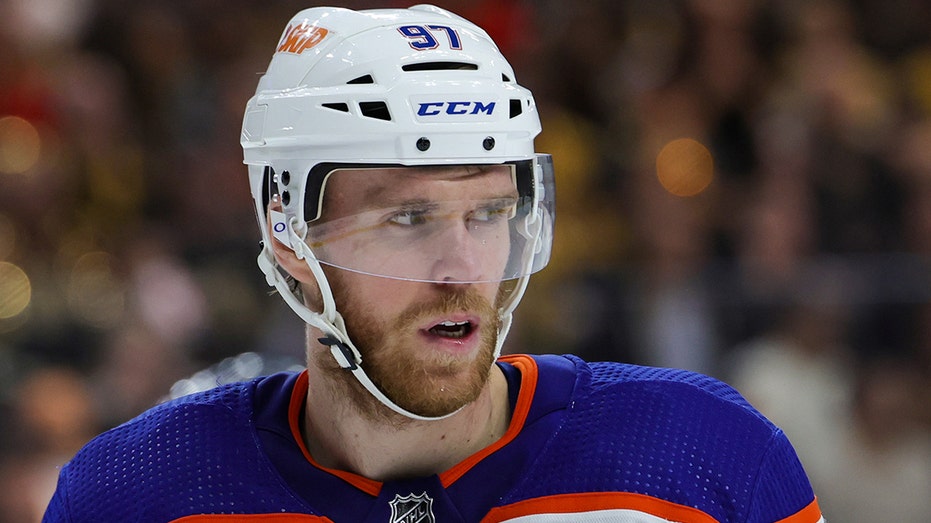 dom 📈 on X: 🏆 NHL Awards Watch 🏆 Connor McDavid looks to clean up, an  intriguing four-horse race for the Vezina, and a battle for Norris trophy  supremacy between Adam Fox