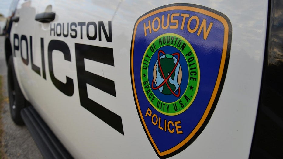 Good Samaritan helps drag wounded Houston cop out of highway gunfight