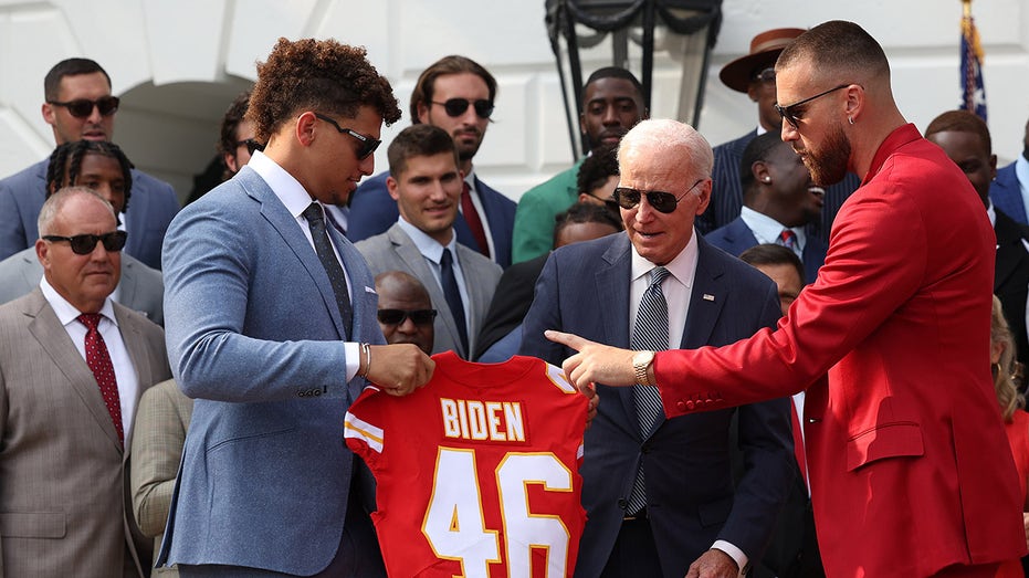 Mahomes pulls Kelce away from presidential podium during White House visit