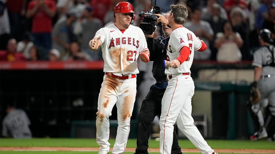 MLB capsules: Angels top White Sox 2-1 on game-ending wild pitch