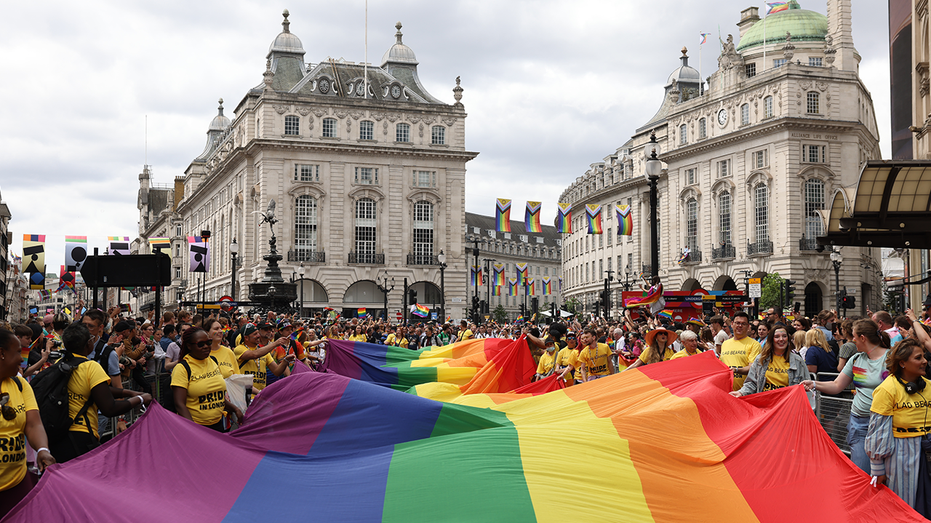 UK schools push ‘gender badges’ on 7-year-olds, LGBT ideology on religious students: watchdog