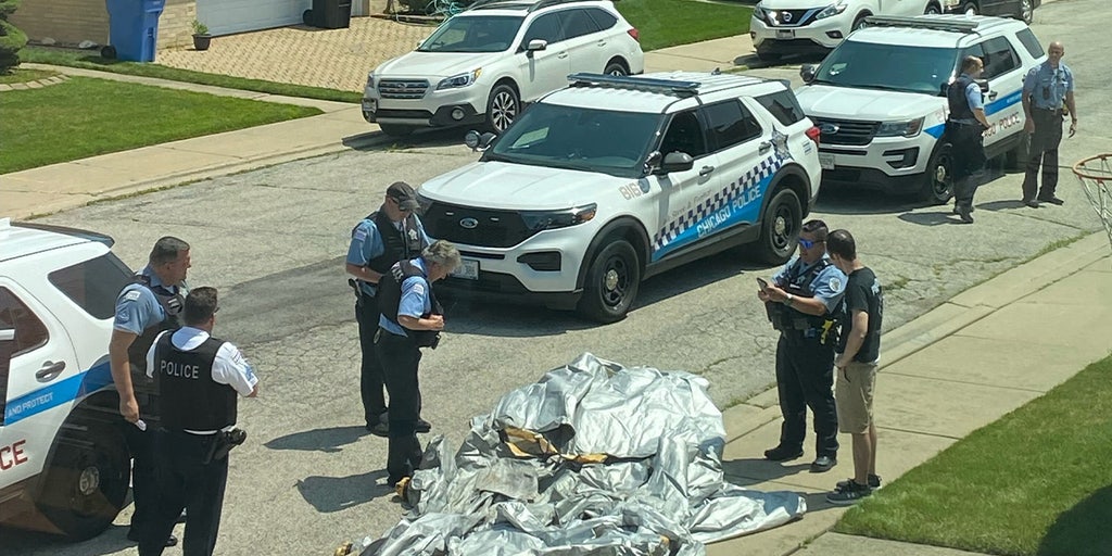 United Airlines emergency evacuation slide falls from plane into Chicago neighborhood - Vimarsana News
