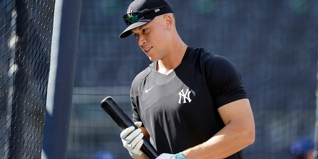 Yankees' Aaron Judge takes batting practice at spring training