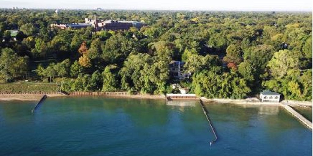 Illinois man drowns in Lake Michigan after rescuing tubing kids in affluent Chicago suburb - Vimarsana News