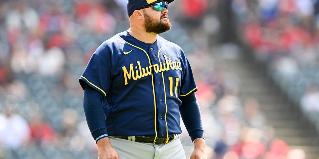 Brewers' Rowdy Tellez making progress with injured right knee