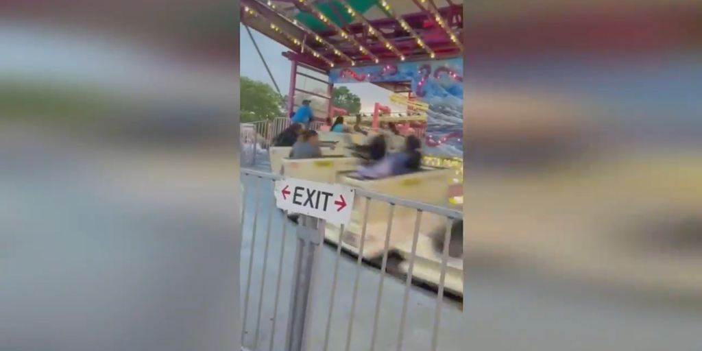 Malfunctioning New York amusement park ride sends guests spinning backward as workers scramble to shut it off - Vimarsana News