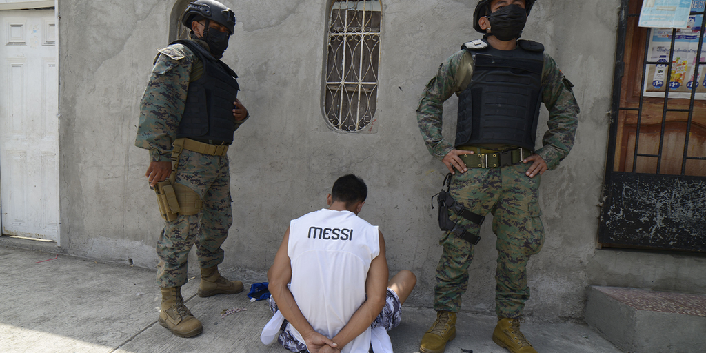 Crime-weary Ecuador residents forced to build walls to keep out criminals - Vimarsana News